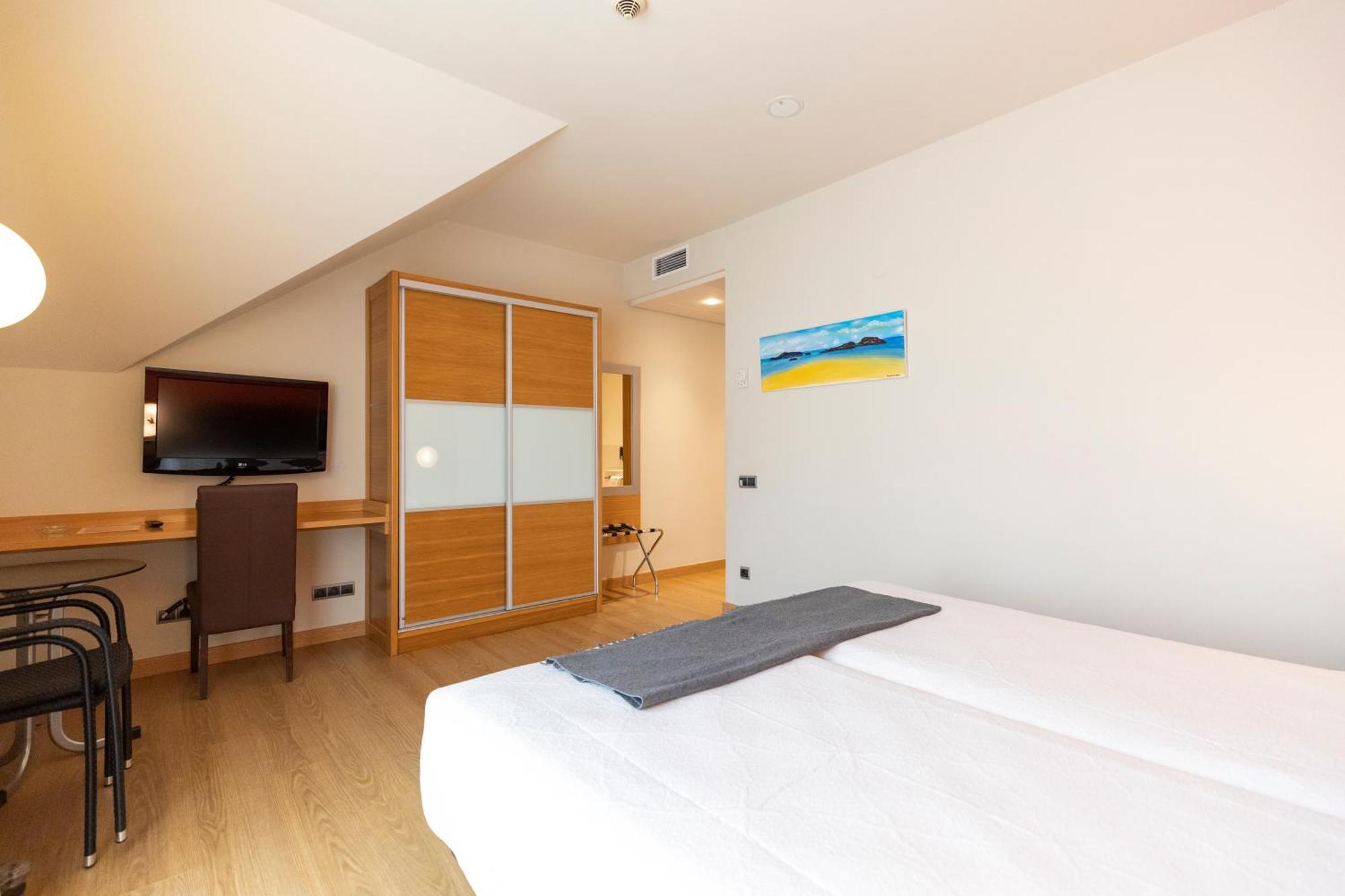 Hotel Maritimo Ris Con Garaje Noja Bagian luar foto