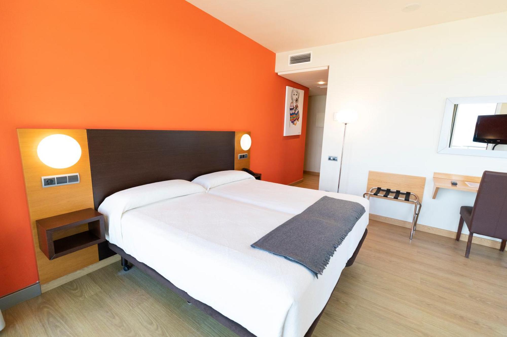Hotel Maritimo Ris Con Garaje Noja Bagian luar foto