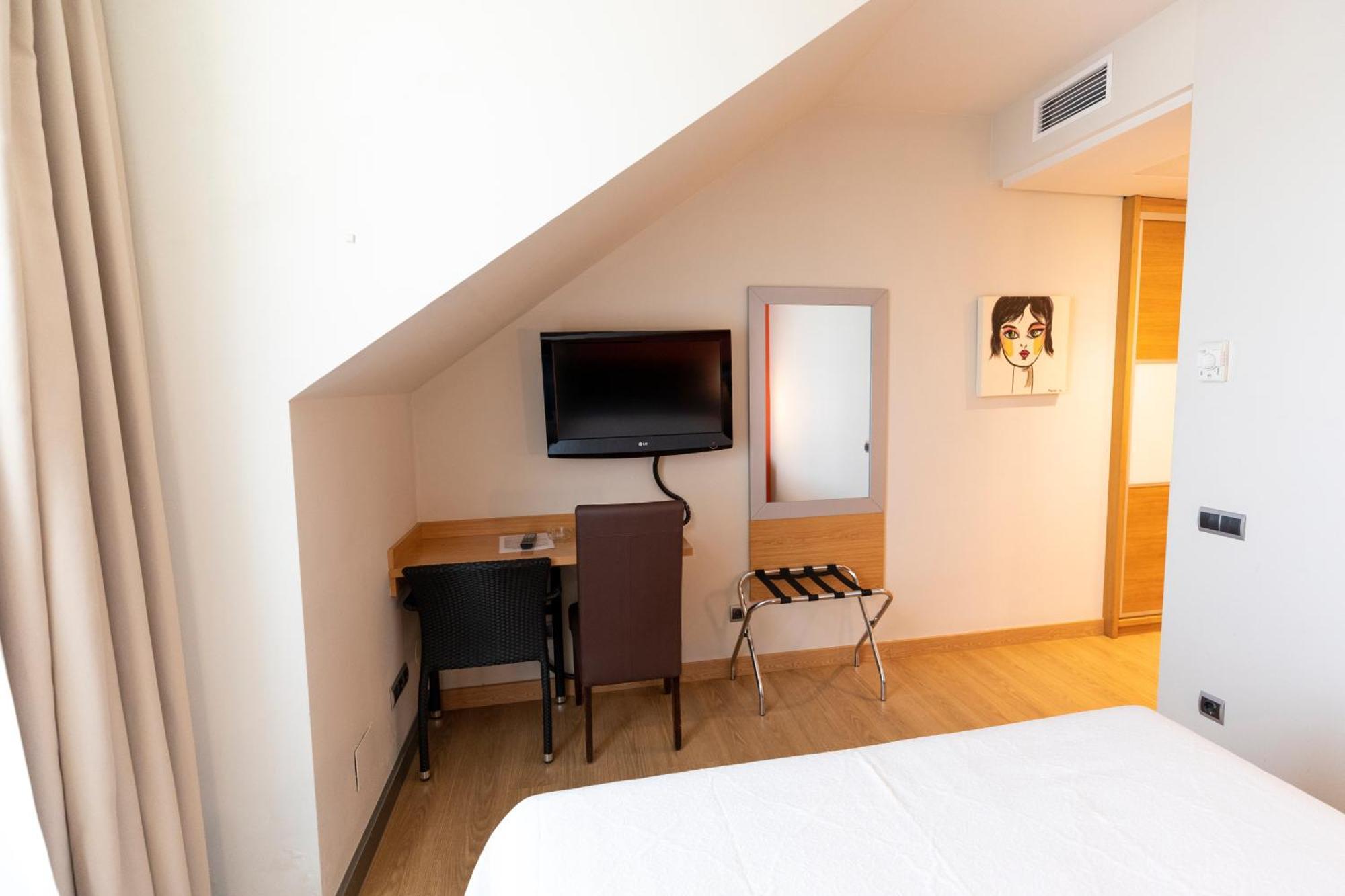 Hotel Maritimo Ris Con Garaje Noja Bagian luar foto